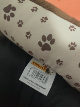 Cama para perro con etiqueta