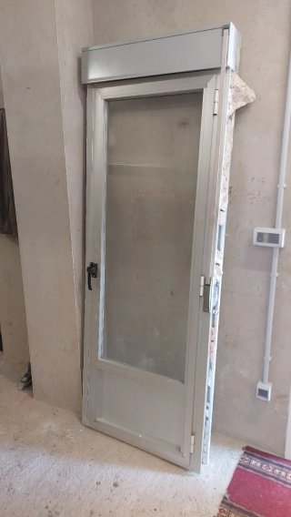 Puerta aluminio con persiana