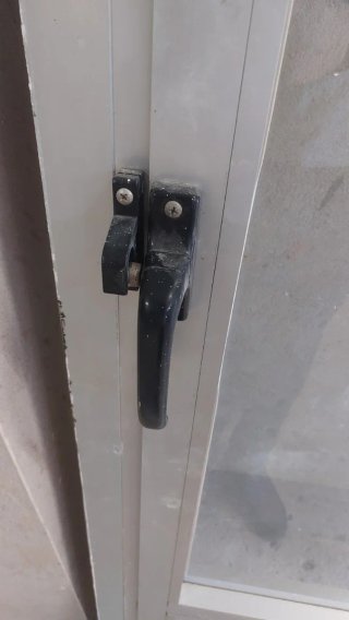 Puerta aluminio con persiana
