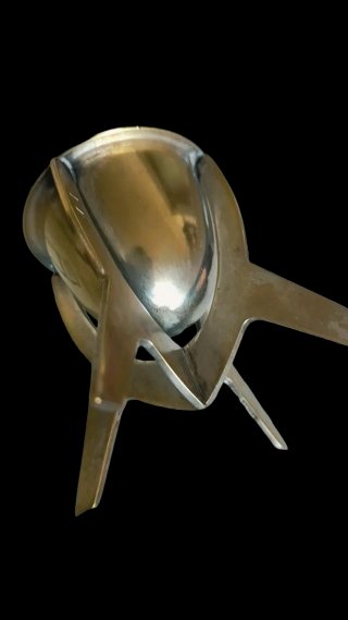Raras hueveras antiguas de metal plateado.