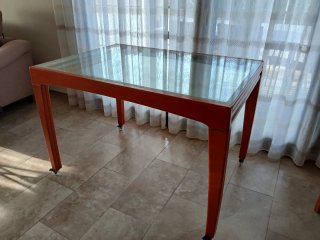 Mesa de comedor naranja con tapa de cristal