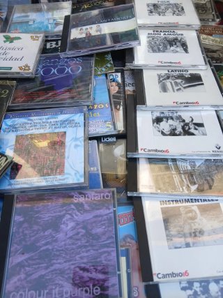 Más de ciento quince CDs música