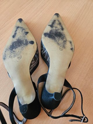Zapatos de vestir negros y plateados
