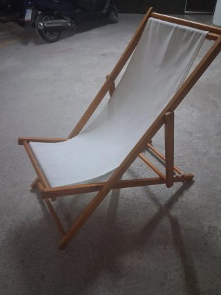 Tumbona de madera blanca