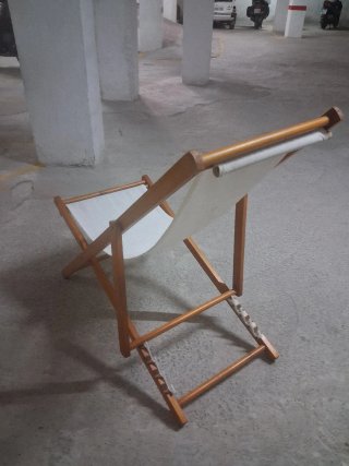 Tumbona de madera blanca