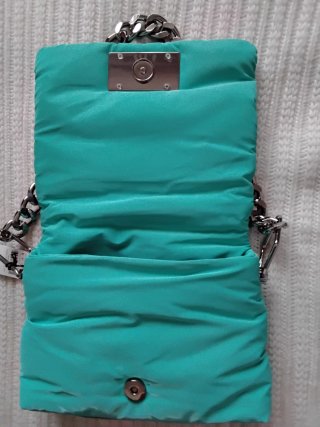 Bolso acolchado color turquesa con cadena plateada