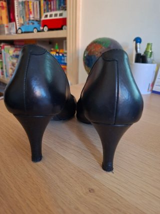 Zapatos de piel Umber negros y plateados