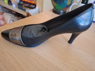 Zapatos de piel Umber negros y plateados