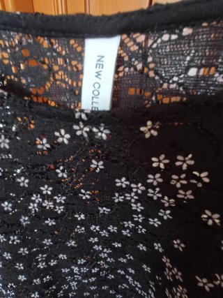 Blusa nera con fiori bianchi