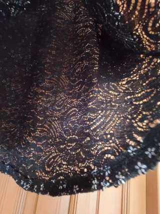 Blusa nera con fiori bianchi