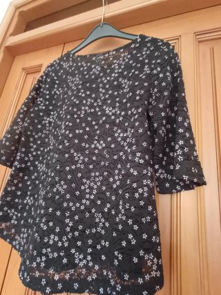 Blusa nera con fiori bianchi