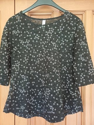 Blusa nera con fiori bianchi