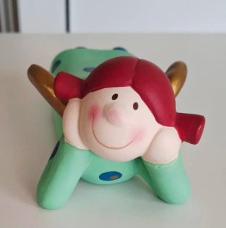 Statuetta ceramica bambina verde pois