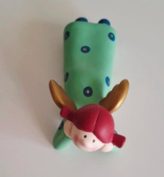 Statuetta ceramica bambina verde pois