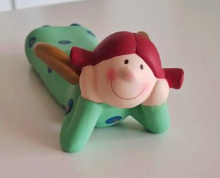 Statuetta ceramica bambina verde pois