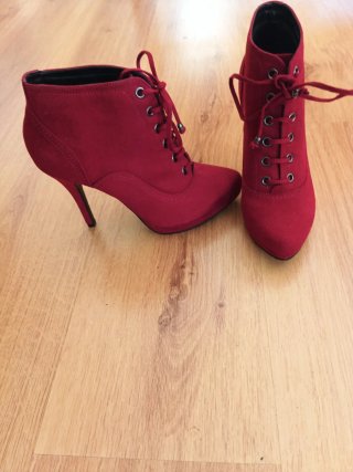Botines de tacón rojos con cordones