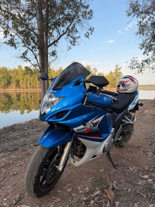 Suzuki GSX 650F Azul y Blanca