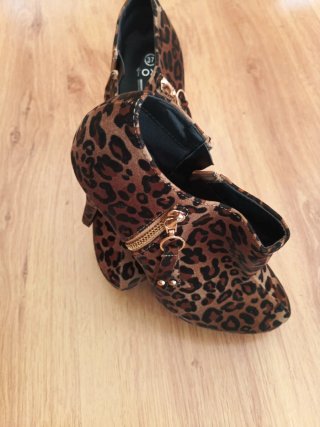 Botines de tacón aguja estampado leopardo