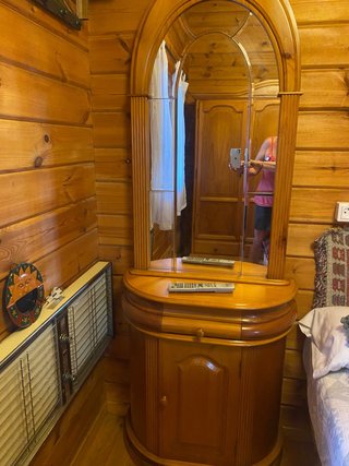 Mueble de entrada de madera con espejo