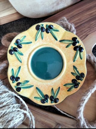 Piatto decorato con olive