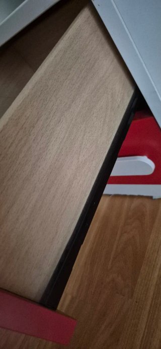 Escritorio blanco y rojo