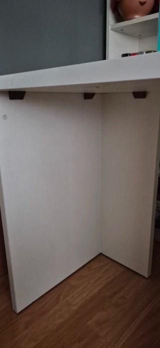 Escritorio blanco y rojo