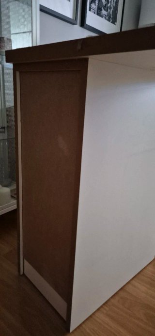 Escritorio blanco y rojo