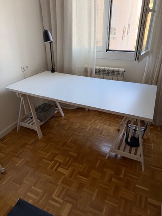 Mesa escritorio blanca con silla