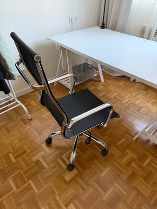 Mesa escritorio blanca con silla