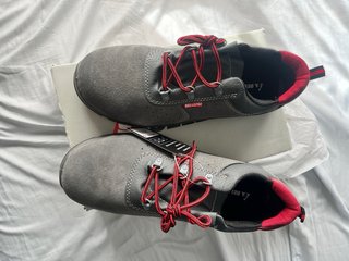 Zapatos de trabajo Bellota grises y rojos