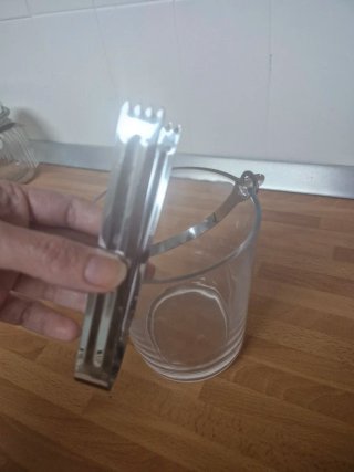Cubitera de cristal con pinzas