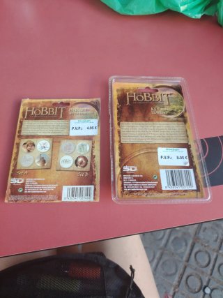 Chapas The Hobbit y llavero anillo.