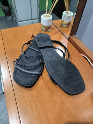 Sandalias negras Seaside con tiras plateadas