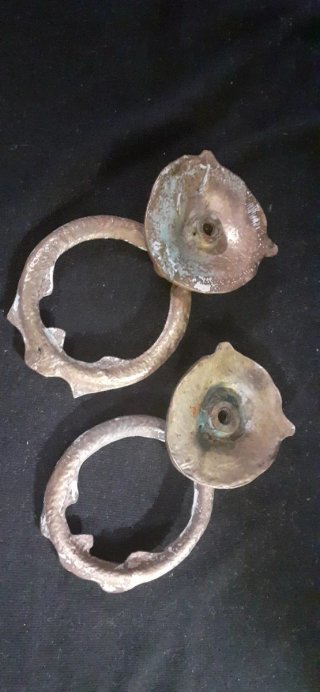 2 Tiradores antiguos de bronce con cabezas de león
