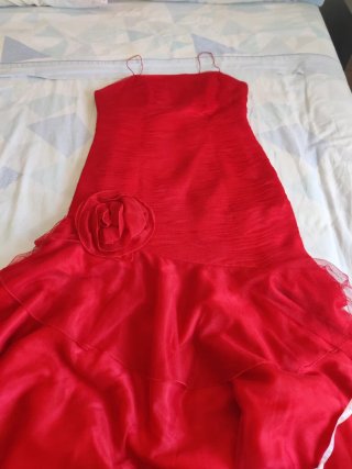 Vestido palabra de honor drapeado rojo