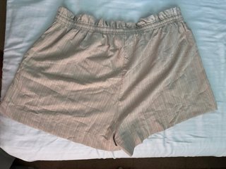 Pantalón corto ligero mujer beige a estrenar