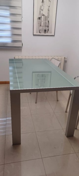 Mesa de comedor de cristal y aluminio