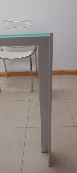 Mesa de comedor de cristal y aluminio