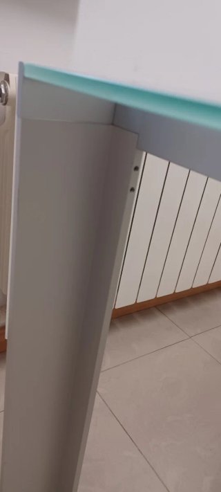 Mesa de comedor de cristal y aluminio