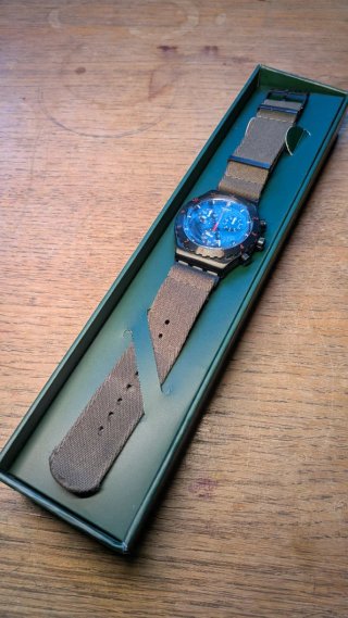 Swatch By The Bonfire YVB416 Cronógrafo Caja