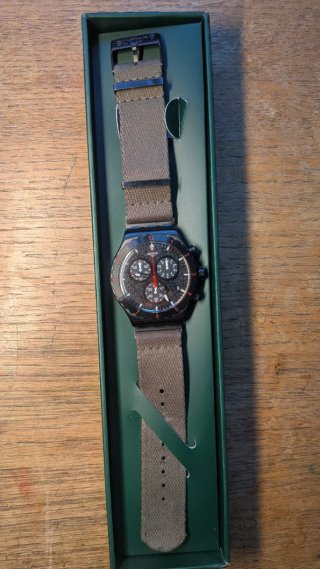 Swatch By The Bonfire YVB416 Cronógrafo Caja