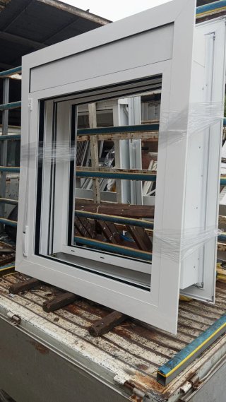 Ventanas blancas de aluminio