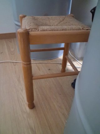 Taburete de madera y esparto