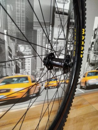 Rueda Delantera 27.5 Carbon
