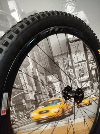 Rueda Delantera 27.5 Carbon