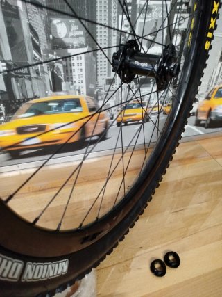 Rueda Delantera 27.5 Carbon