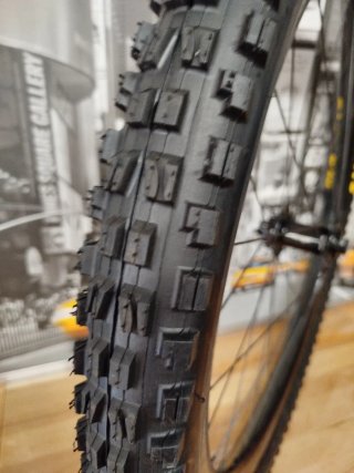 Rueda Delantera 27.5 Carbon