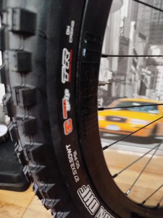 Rueda Delantera 27.5 Carbon