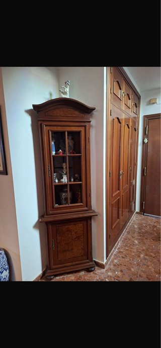 Mueble de madera con vitrina