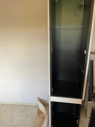 Mueble de baño con lavabo y espejo